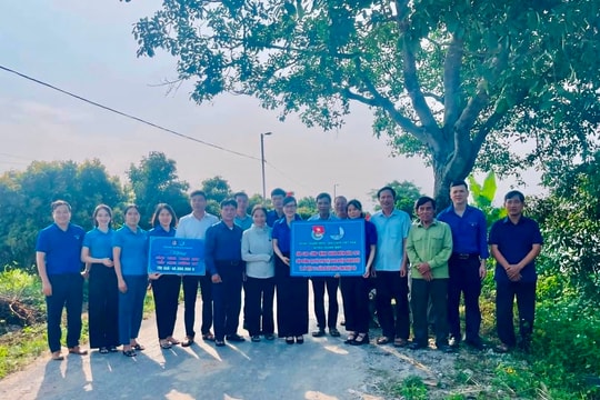 Huyện đoàn Thanh Miện bàn giao công trình thắp sáng đường quê ở xã Cao Thắng