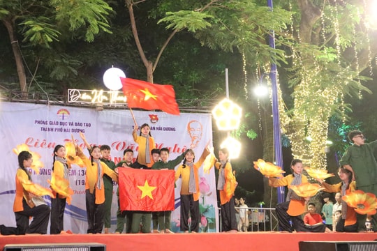 Liên hoan văn nghệ "Lời ca dâng Bác" tại phố đi bộ, chợ đêm Bạch Đằng