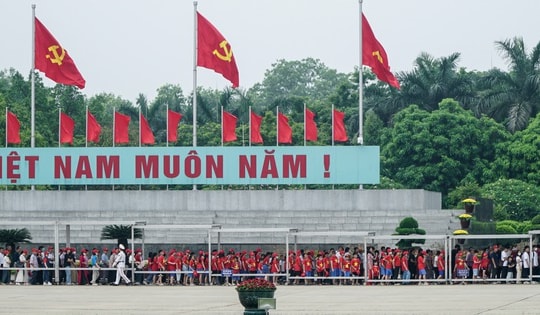 Hàng nghìn người xếp hàng dài vào Lăng viếng Chủ tịch Hồ Chí Minh