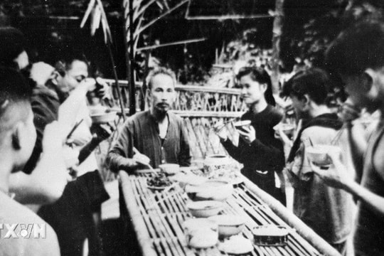 Cuộc đời Chủ tịch Hồ Chí Minh: "Một đời thanh bạch, chẳng vàng son"