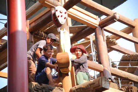 Ancient Giam pagoda under overhauling