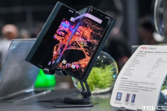 Smartphone gập ba đầu tiên trên thế giới