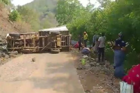 Xe bán tải lao xuống hẻm núi ở Ấn Độ làm 17 người thiệt mạng