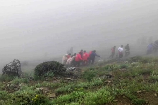 Tìm thấy thi thể các nạn nhân vụ máy bay chở Tổng thống Iran gặp nạn