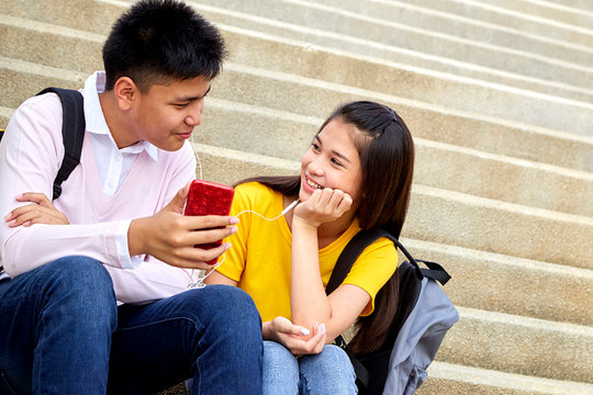 Những đứa trẻ được "bật đèn xanh" yêu sớm