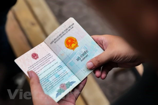 Nguy cơ bị chiếm đoạt thông tin cá nhân khi nhờ "cò" làm hộ chiếu nhanh