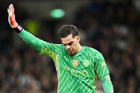 No nê danh hiệu, thủ môn số 1 Man City tìm đường ra đi