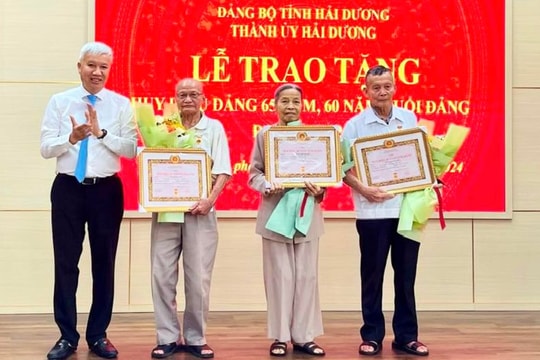 Thành ủy Hải Dương trao Huy hiệu Đảng dịp 19/5