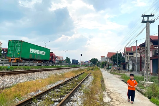 Người dân Kim Thành ngóng dự án đường gom đường sắt