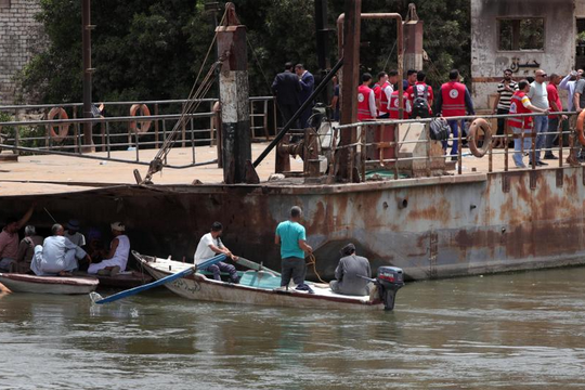 Xe buýt rơi khỏi phà xuống sông Nile khiến 11 người thiệt mạng