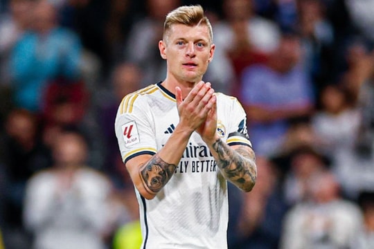 Tiền vệ Toni Kroos bất ngờ tuyên bố giải nghệ ở tuổi 34