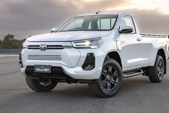 Bán tải điện Toyota Hilux có quãng đường đi được ngắn hơn xe VinFast VF 3