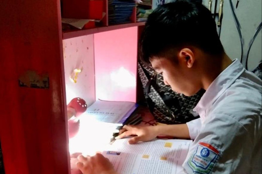 Ủng hộ 380 triệu đồng cho 1 học sinh Trường THPT Kinh Môn bị tai nạn trên đường đi làm thêm về