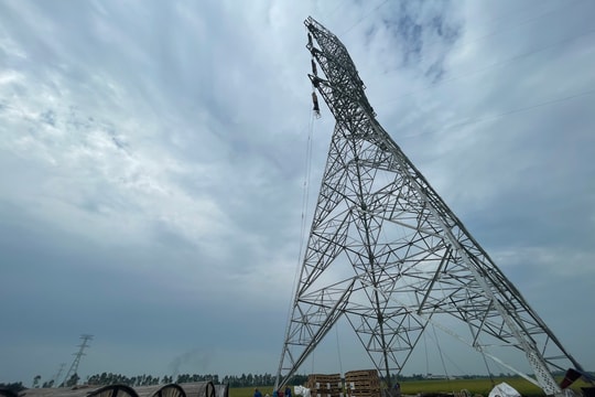Kéo dây khoảng néo đầu tiên dự án đường dây 500kV Nam Định I - Phố Nối qua Hải Dương