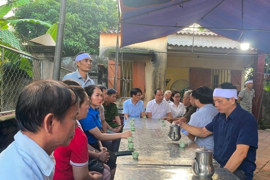Huyện Tứ Kỳ thăm hỏi, động viên gia đình nạn nhân tử vong trong vụ cháy nhà trọ ở Hà Nội