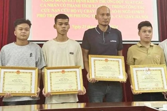 Khen thưởng 4 người hùng leo thang, đập tường cứu người khỏi vụ cháy nhà trọ