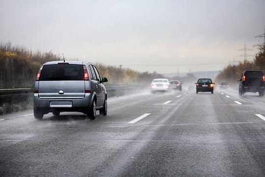 Một số kinh nghiệm lái xe an toàn trong điều kiện mưa bão