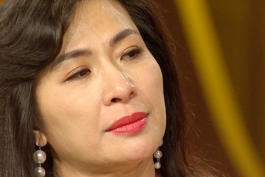 Ca sĩ Thùy Dung khóc trên sóng VTV sau nhiều năm rời showbiz