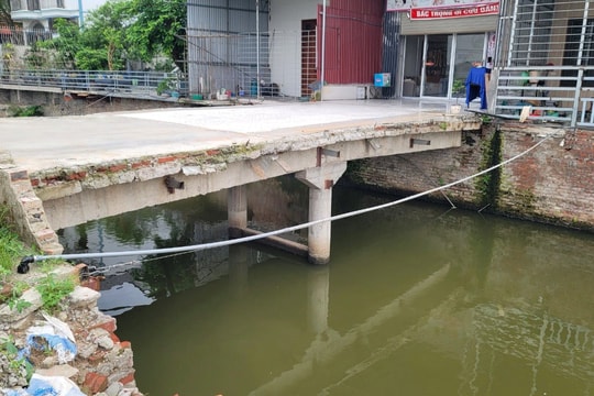 Chậm tháo dỡ cầu vi phạm, 8 hộ dân ở xã Hưng Long (Ninh Giang) tranh luận với chính quyền