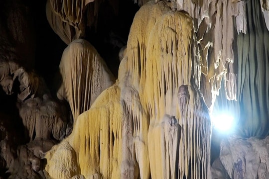 Phát hiện hang động Vân Tiên đẹp mê hồn ở miền núi Quảng Trị