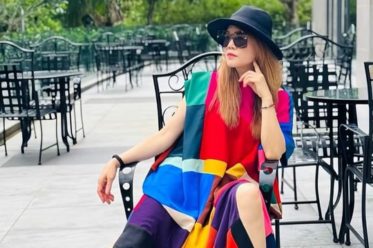 Thời trang "lạ" của ca sĩ Thu Phương ở tuổi 52