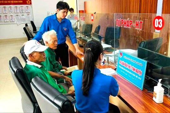 Tuổi trẻ Gia Lộc hỗ trợ người dân giải quyết thủ tục hành chính ngày cuối tuần