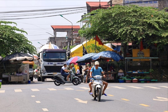 Chợ Ninh Giang bỏ hoang, dân ra đường buôn bán