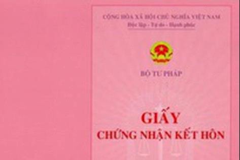 Xã yêu cầu làm lại giấy đăng ký kết hôn vì quá 30 năm, đúng luật không?