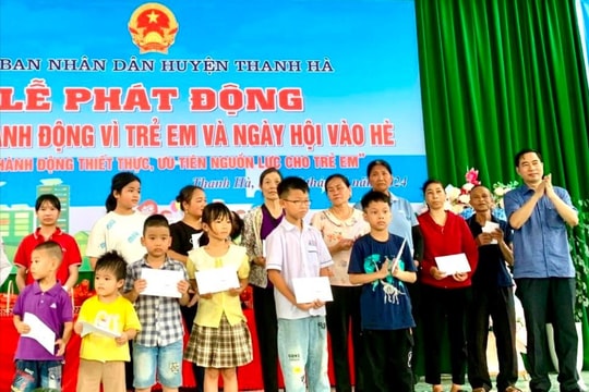 Thanh Hà trao quà cho trẻ em nghèo