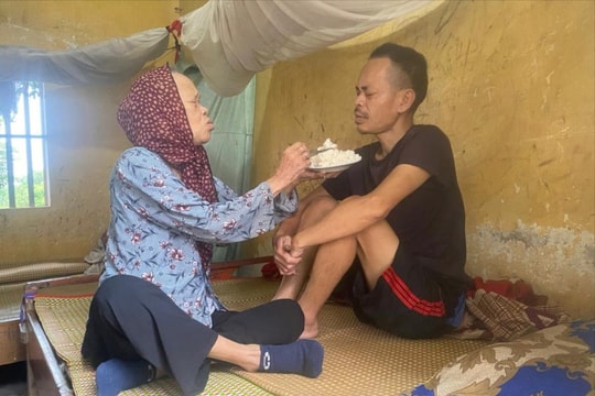 Xót xa cảnh mẹ già 90 tuổi nuôi 2 con tâm thần ở Thanh Hà
