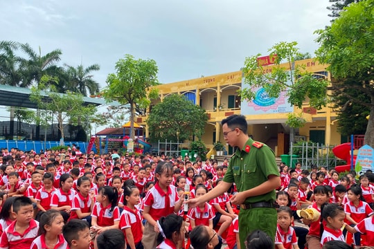 Huyện đoàn Tứ Kỳ phối hợp tuyên truyền phòng chống tai nạn đuối nước cho học sinh