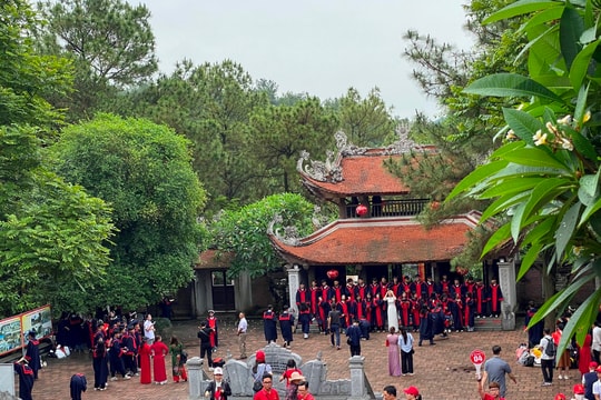 Nhiều học sinh tới đền thờ Chu Văn An, Văn miếu Mao Điền tham quan, dâng hương