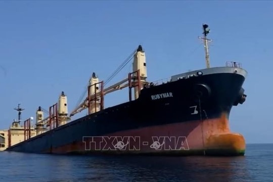 Tàu chở hàng bị trúng tên lửa ngoài khơi Yemen