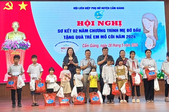 Cẩm Giàng tặng quà cho 74 trẻ em khó khăn