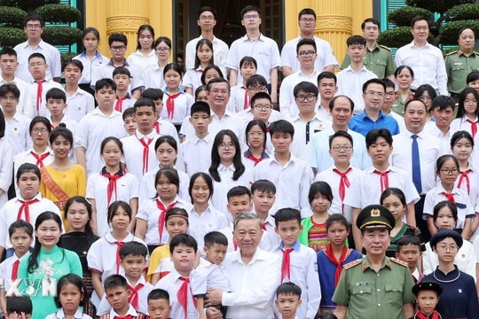 Chủ tịch nước gặp mặt học sinh tiêu biểu dự Chương trình "Trại hè yêu thương"