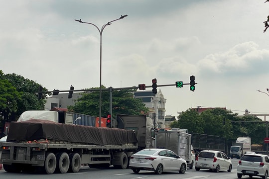 Tín hiệu đèn xanh ngắn gây xung đột giao thông nút giao quốc lộ 5 - đường tỉnh 186 ở huyện Kim Thành