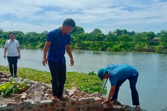 Gia đình ông Khả ở xã Đoàn Kết (Thanh Miện) tự tháo dỡ công trình vi phạm kênh Tây Kẻ Sặt