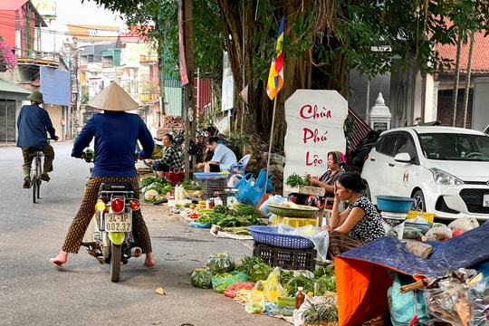 Bán hàng ngay cổng di tích quốc gia đình, chùa Phú Lộc (Cẩm Giàng)