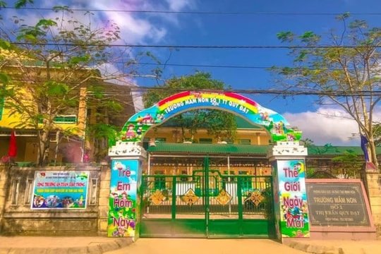 Phụ huynh và hiệu trưởng gây náo loạn trong lễ tổng kết ở Quảng Bình