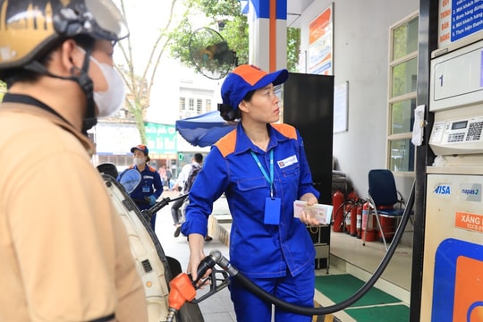 Giảm gần 700 đồng, giá xăng RON95-III lùi về ngưỡng 22.519 đồng/lít