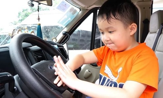 Những cách giúp trẻ tự thoát hiểm khi bị bỏ quên trên xe đưa đón