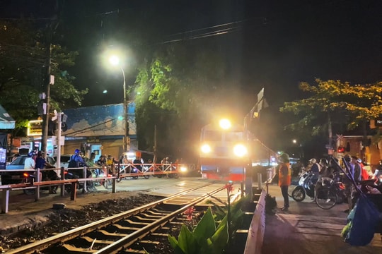 "Đêm trắng" của những công nhân gác chắn tàu