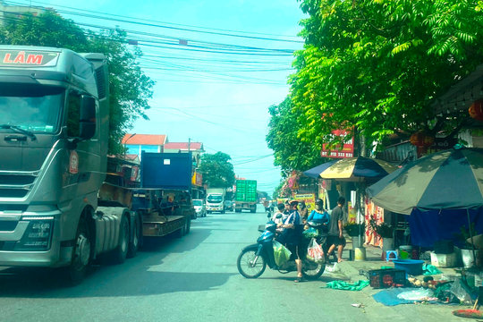 Nguy hiểm chợ cóc ven quốc lộ 38