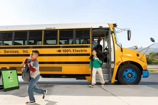 Các quốc gia áp đặt quy định nào với xe đưa đón để bảo đảm an toàn cho học sinh?