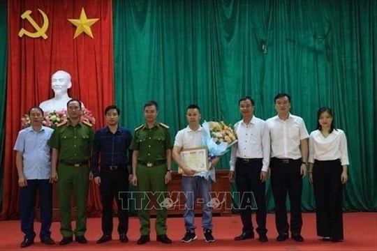 Khen thưởng công dân cõng 2 người thoát khỏi đám cháy ở Hà Nội