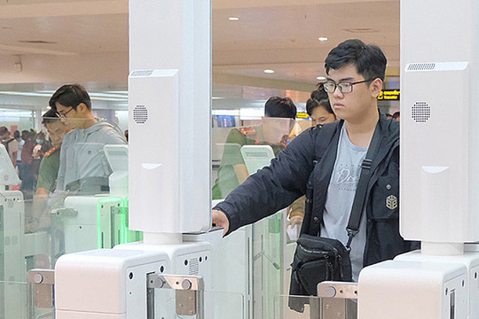 Lưu ý cho lần đầu sử dụng cửa xuất nhập cảnh tự động
