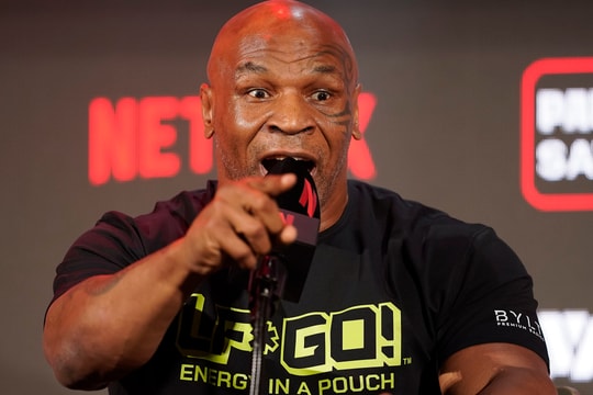 Mike Tyson phải cấp cứu trên máy bay