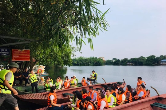 Tổ hướng dẫn viên ở Đảo Cò (Thanh Miện) hướng dẫn, thuyết minh cho 350 lượt khách trong tháng đầu hoạt động