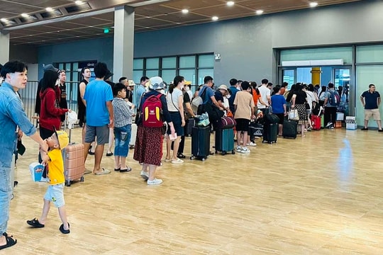 Khách đi cáp treo đến Cát Bà tăng đột biến