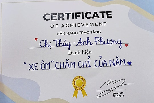Phụ huynh phấn khích vì được nhận "giấy khen"